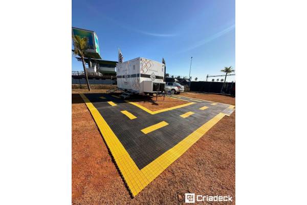 Pisos Plasticos Personalizados Criadeck Stock Car Goiania 2024.